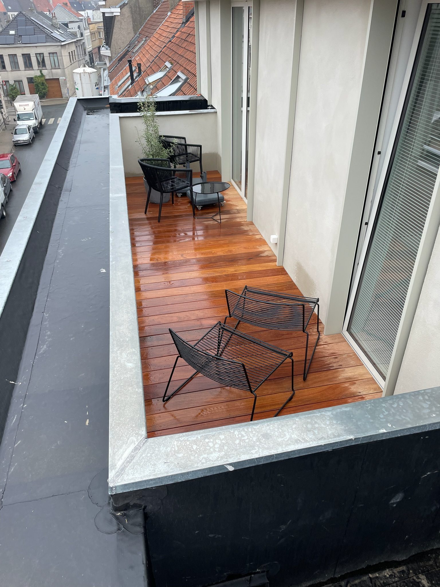 Hardhouten vloer op een smal balkon in Gent