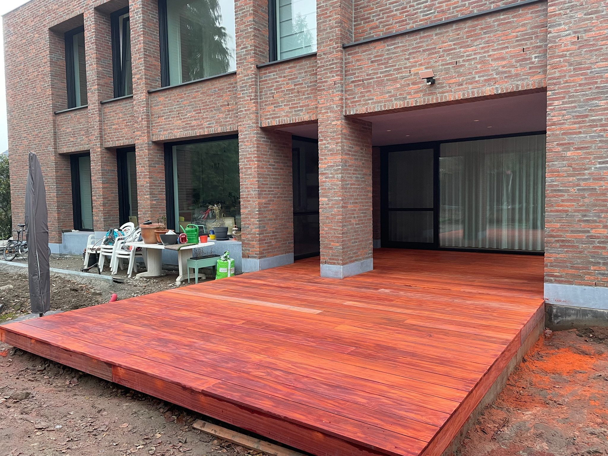 Hardhouten terras tegen een baksteengevel in Bazel