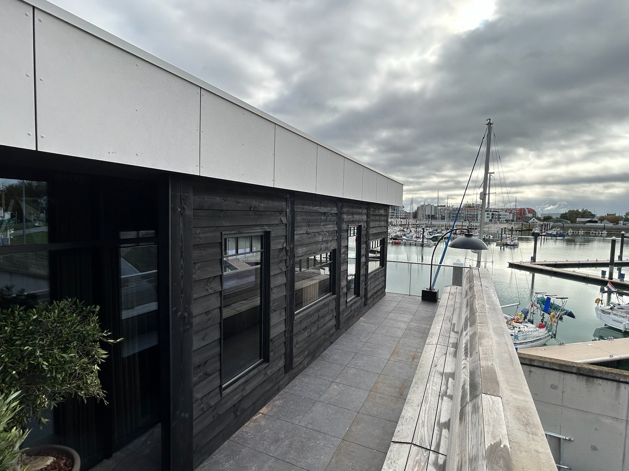 Restaurant 't Werftje met zwarte houten gevelbekleding aan de jachthaven van Zeebrugge