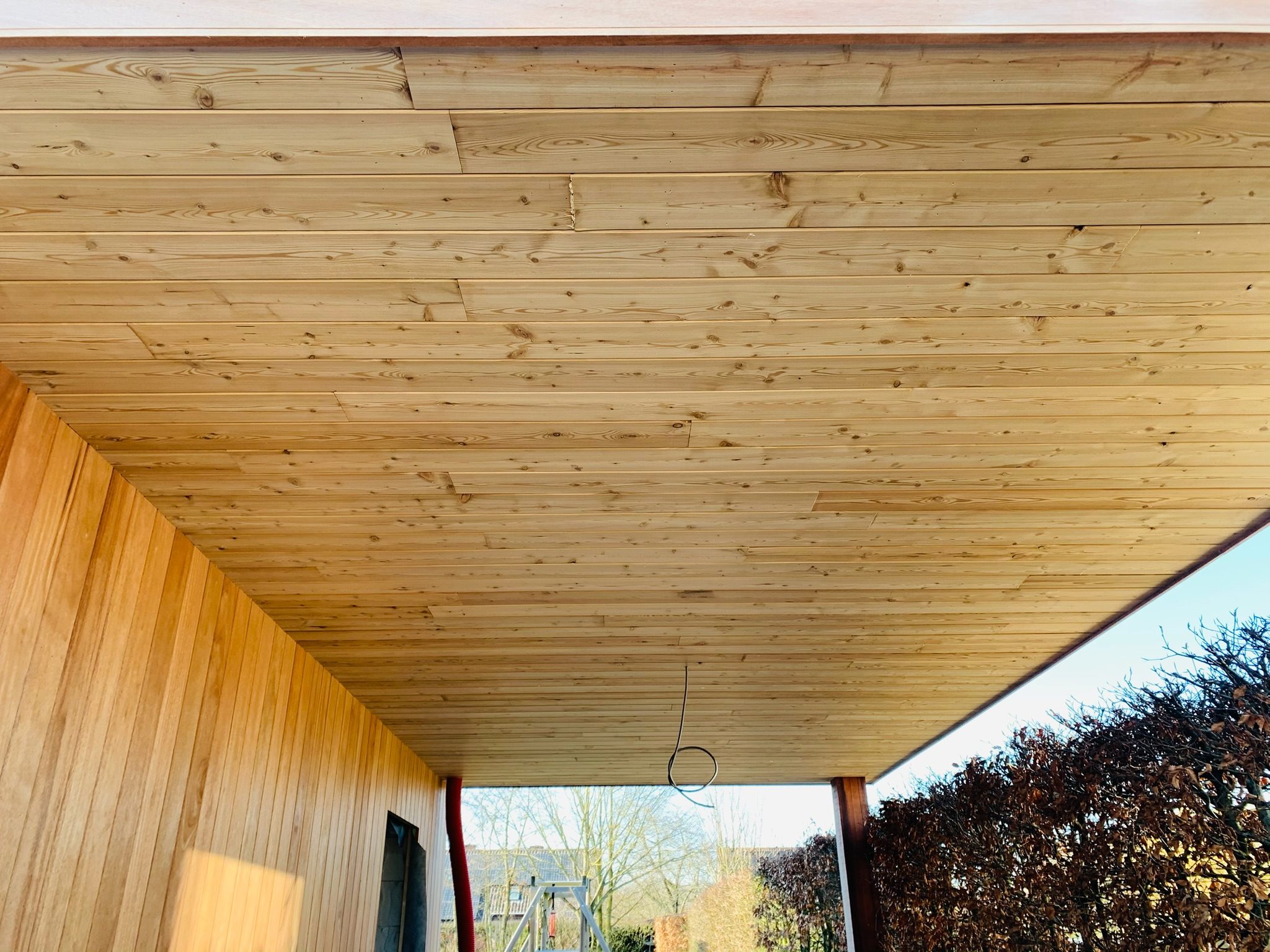 Houten plafond onder een overkapping in Lozer