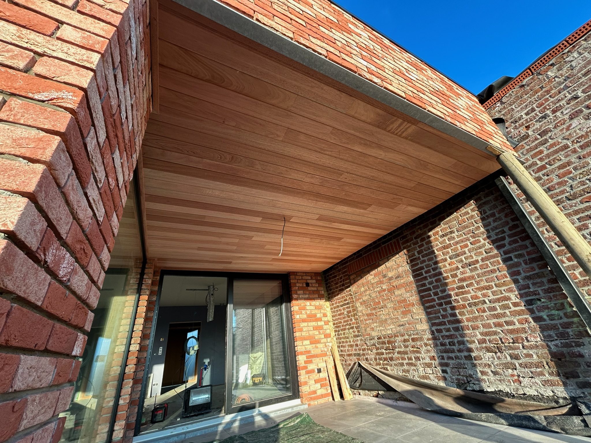 Houten plafond onder een overkapping in Velm