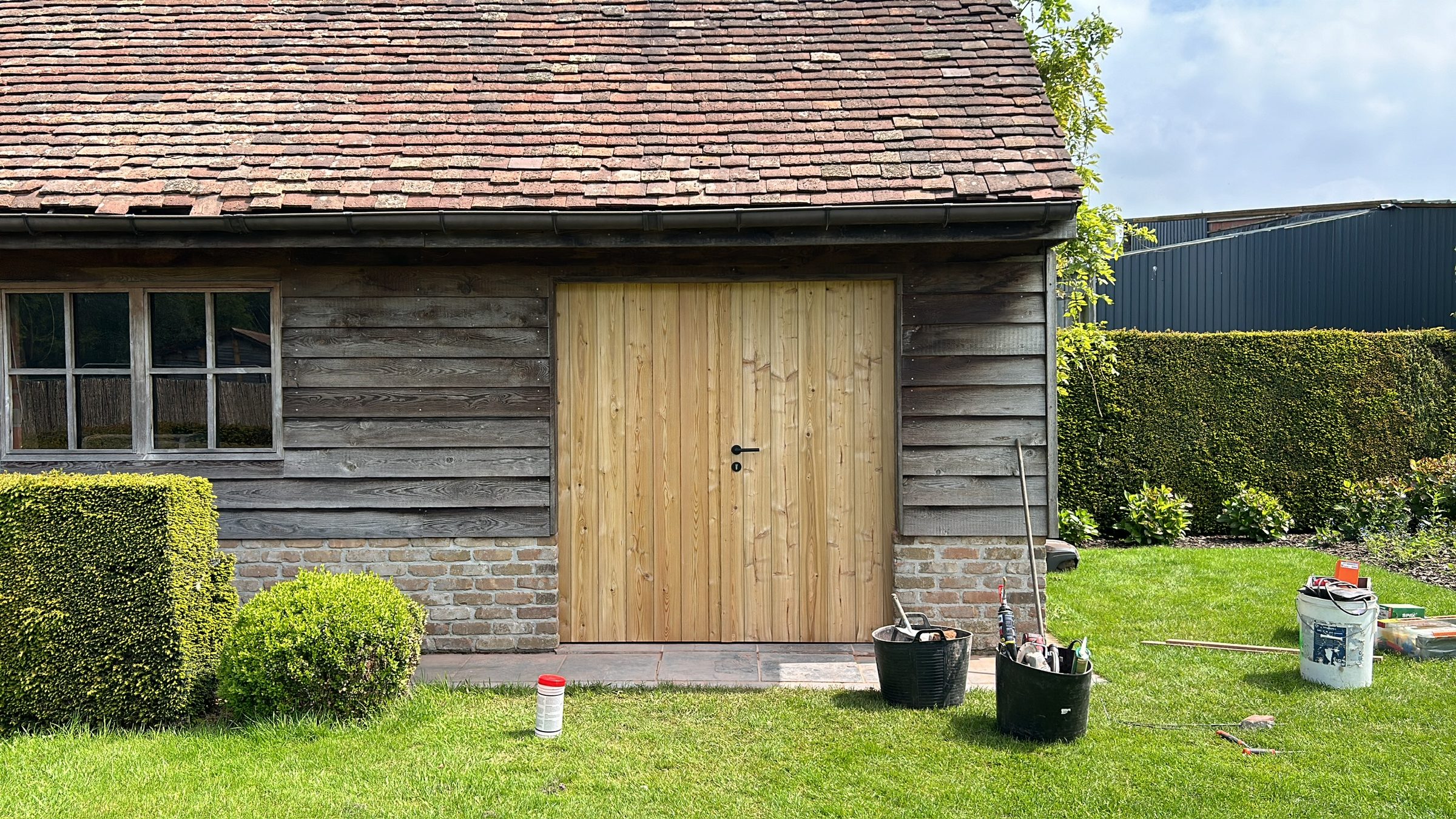 Dubbele houten deur in een houten bijgebouw