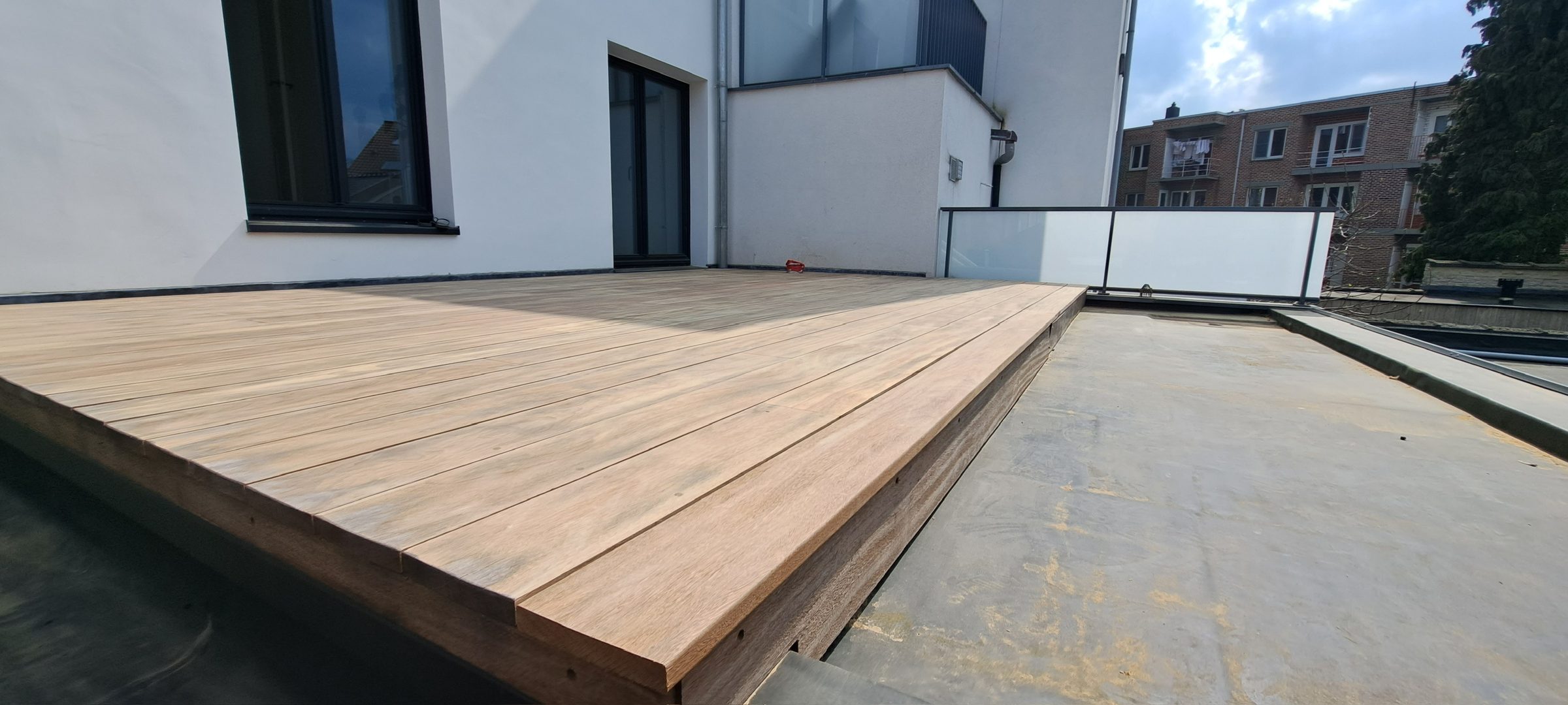 Houten terras op een dakterras in Gent