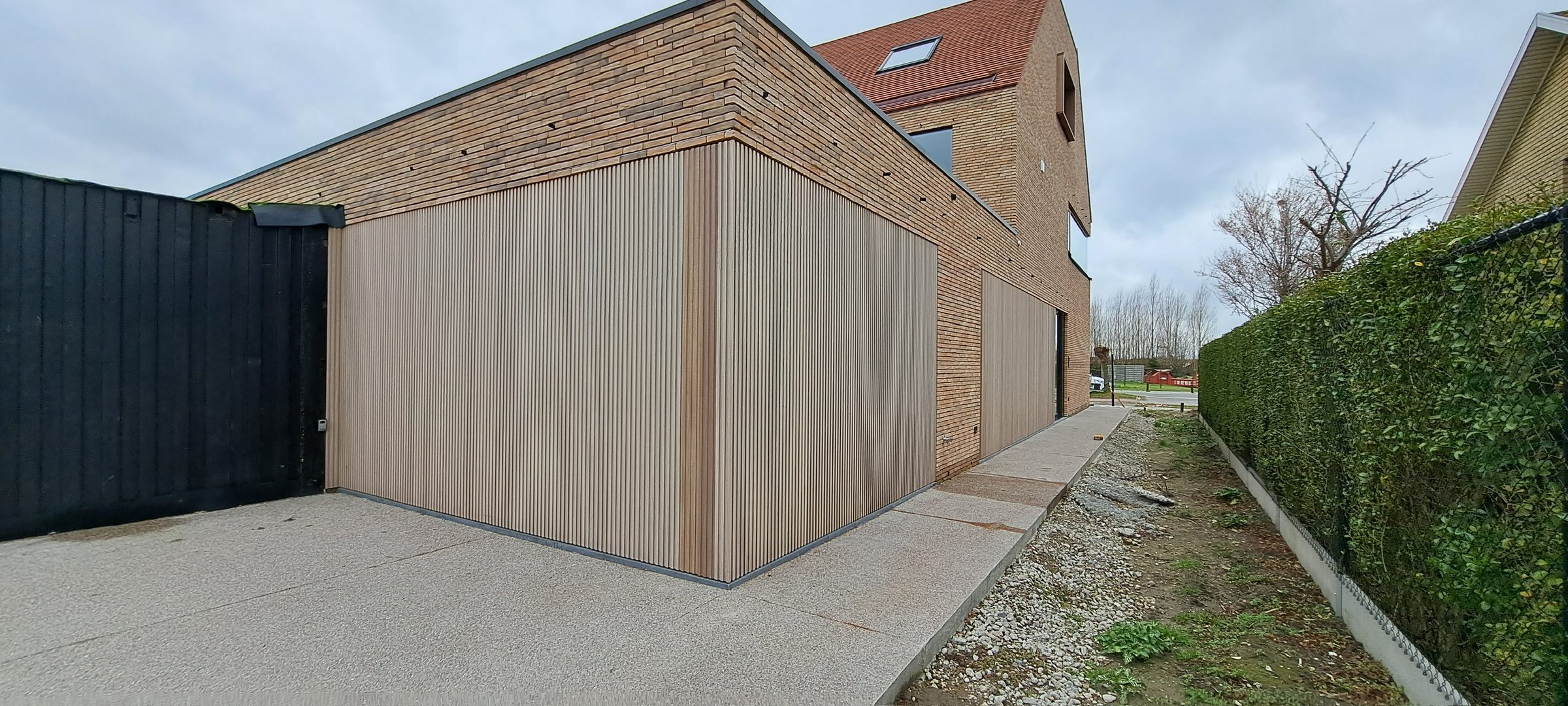 Lichte houten gevelbekleding aan een nieuwbouw in Knokke-Heist