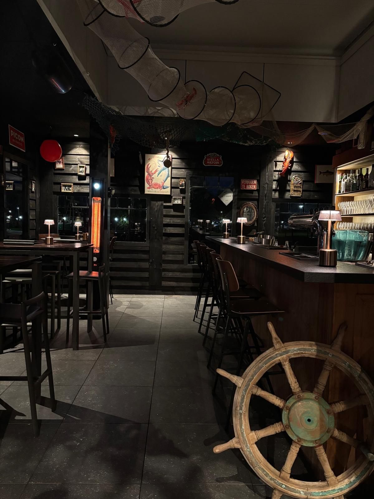 Bar en zitplaatsen tussen zwarte houten wanden in restaurant 't Werftje in Zeebrugge