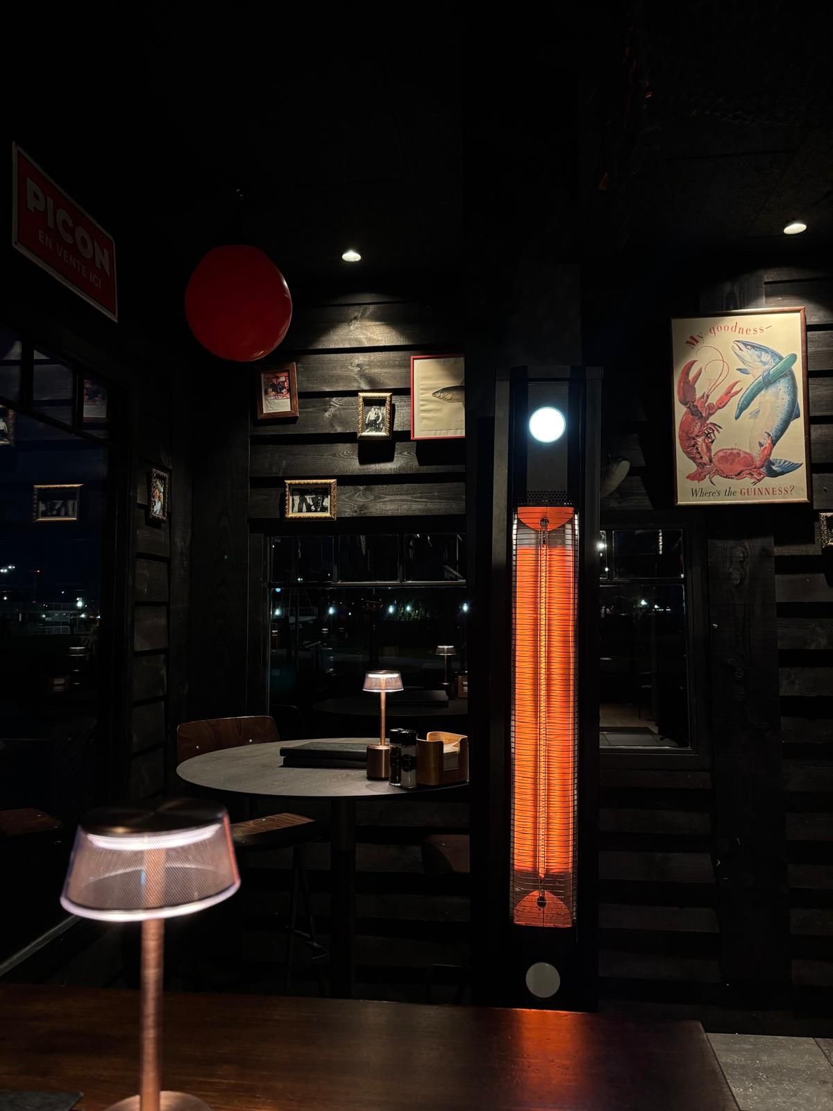 Zwarte houten wandbekleding met ingewerkte verlichting in restaurant 't Werftje in Zeebrugge