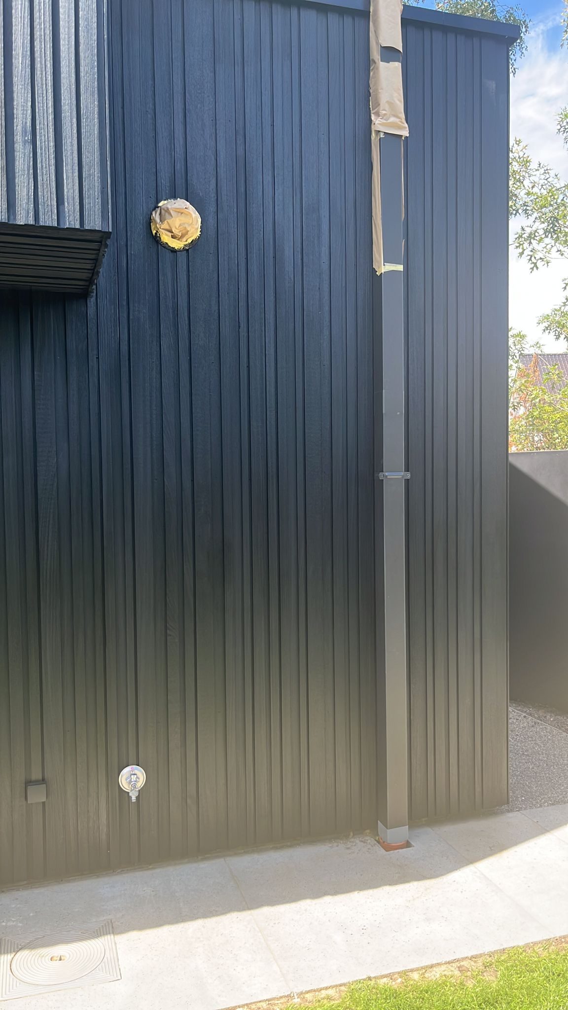 Zwarte verticale gevelbekleding
