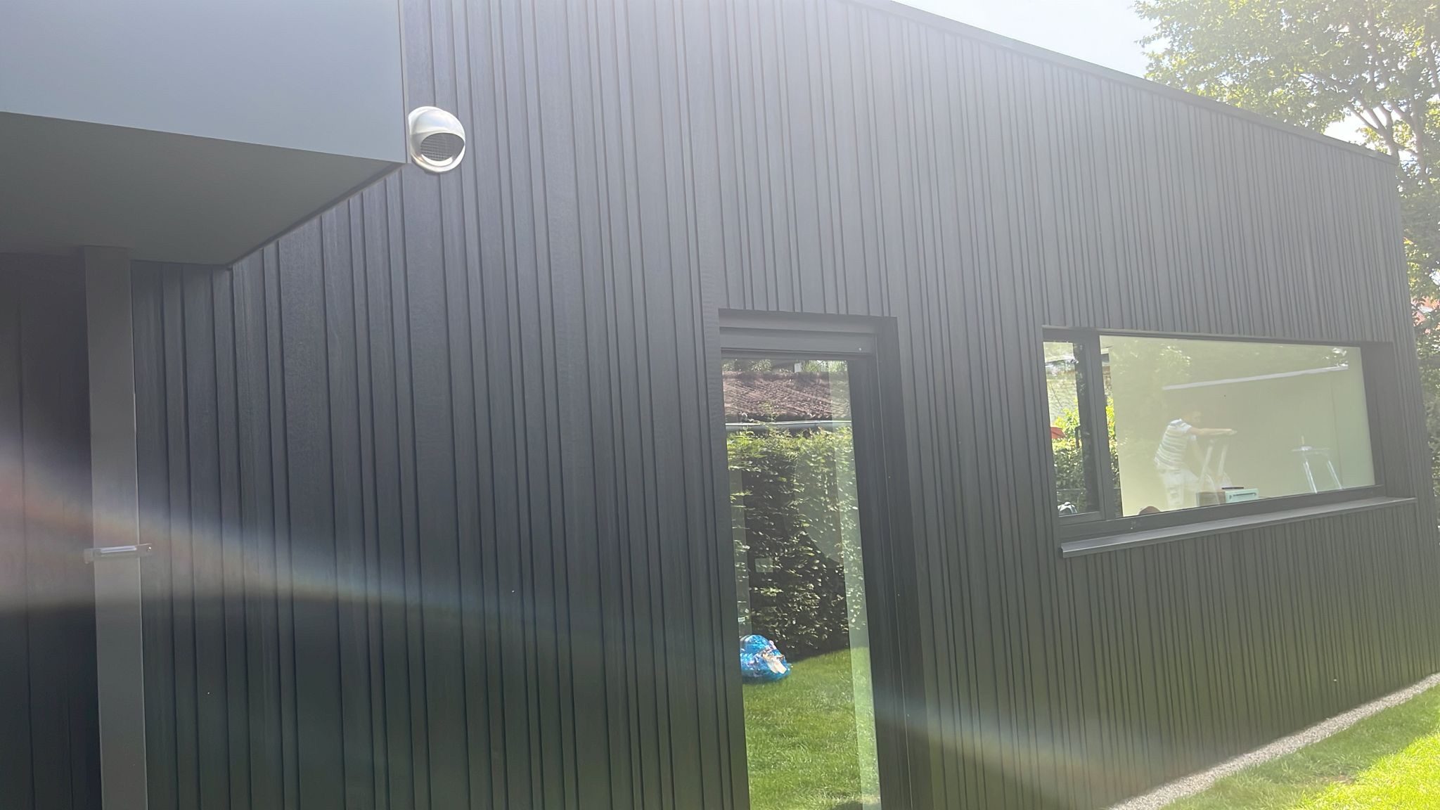Zwarte verticale gevelbekleding aan de tuinzijde