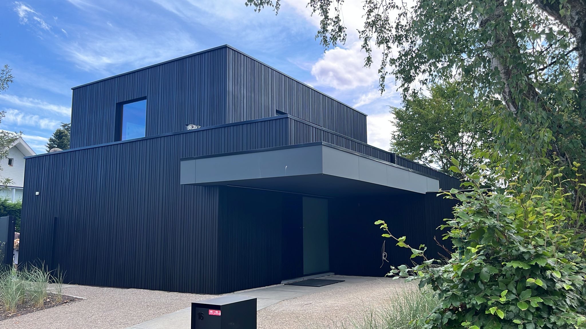 Moderne woning met zwarte verticale houten gevelbekleding in Overijse