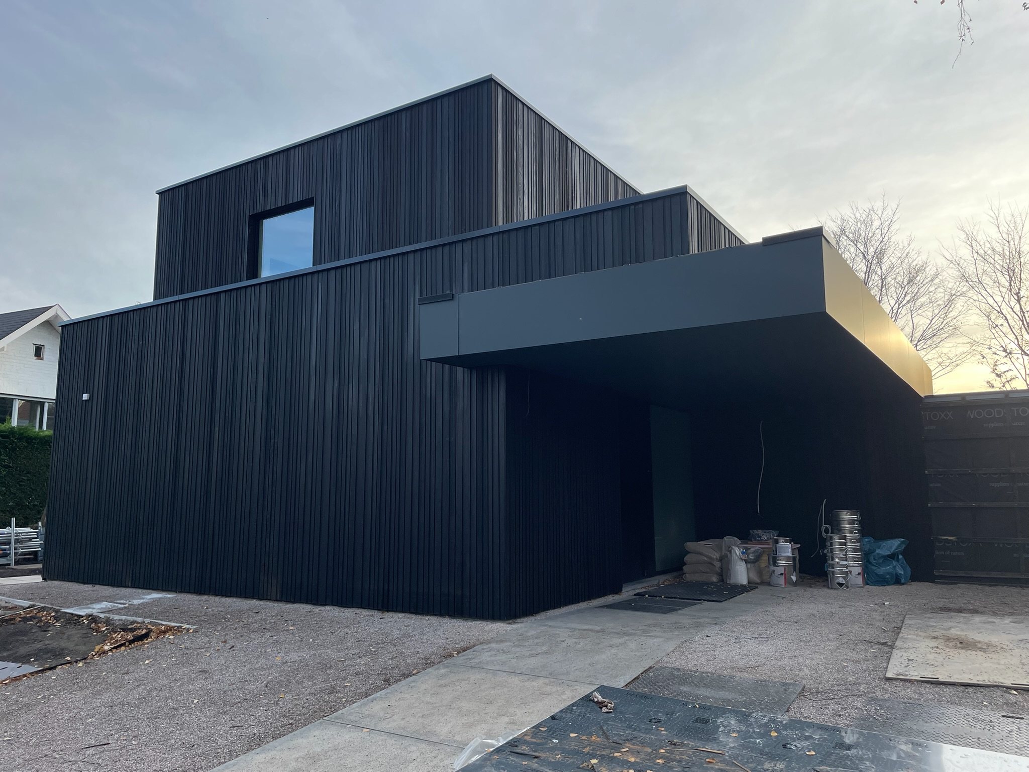 Woning volledig bekleed met zwart hout in Overijse